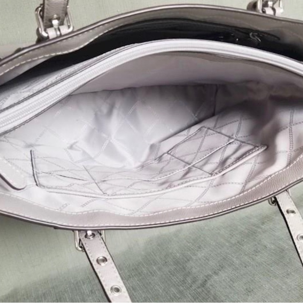 Michael Kors Light Gray Voyager East West Tote NWT - Picture 5 of 8